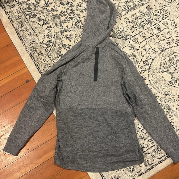Lululemon Men’s Textured tech Hoodie - Picture 4 of 6